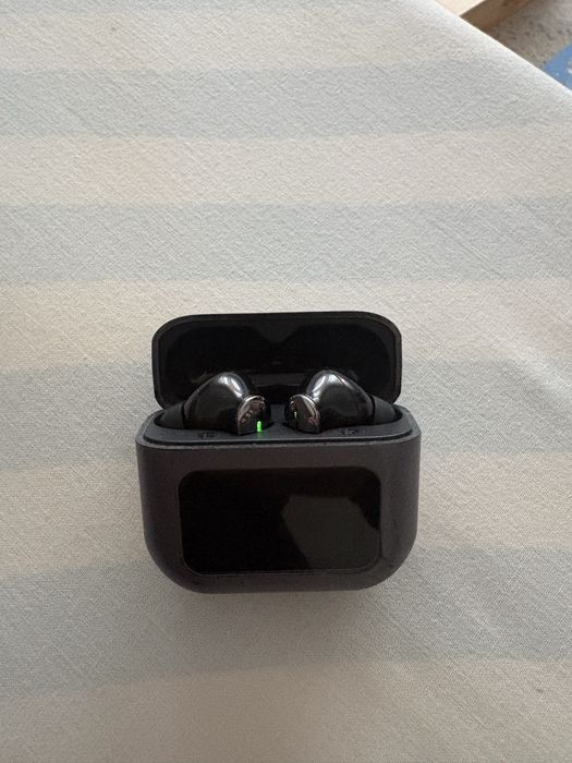 Casti wireless cu afisaj