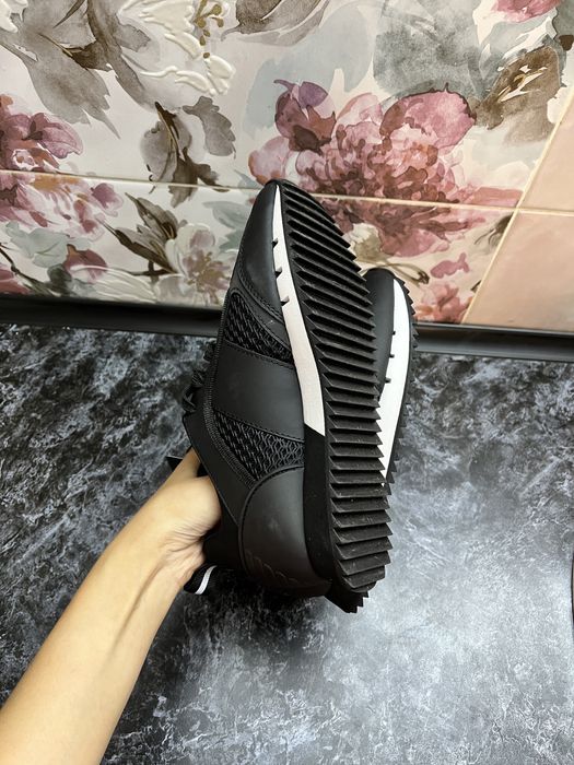 Продам кроссовки armani