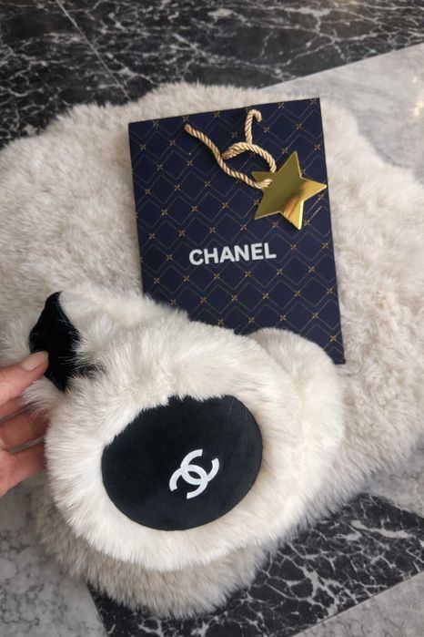 слушалки зимни черни с бял пух на шанел ушанки шапка chanel пухкави