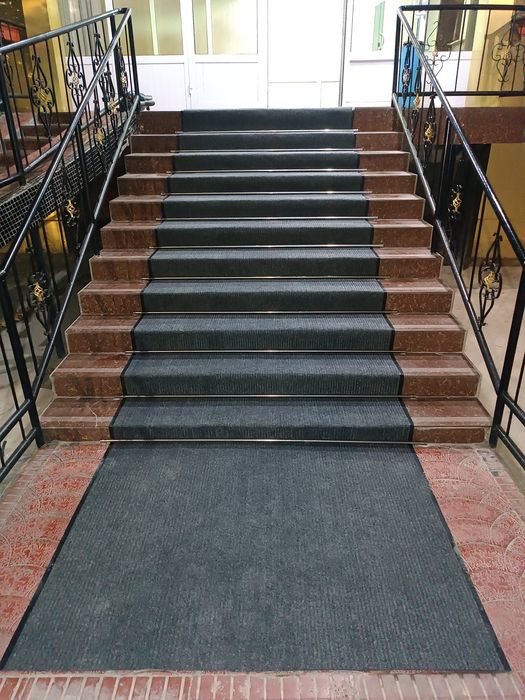 Продажа драп резина и установка ковров держатель для лестницы
