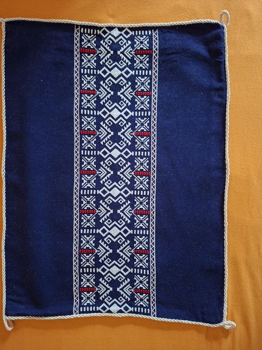 Ръчно бродирани калъфки за декоративни възглавници.