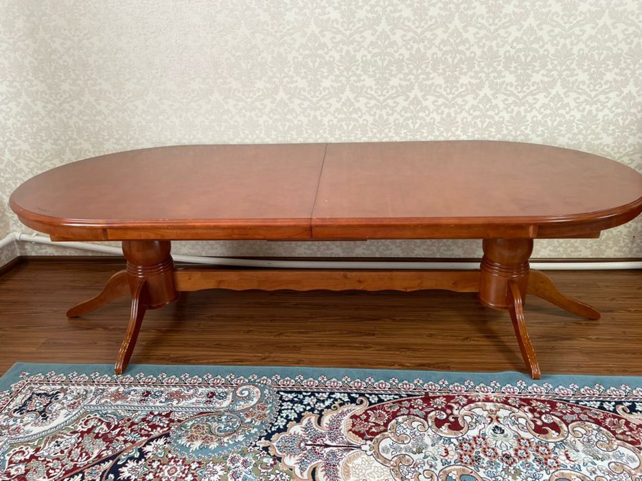 Продам стол для гостиной