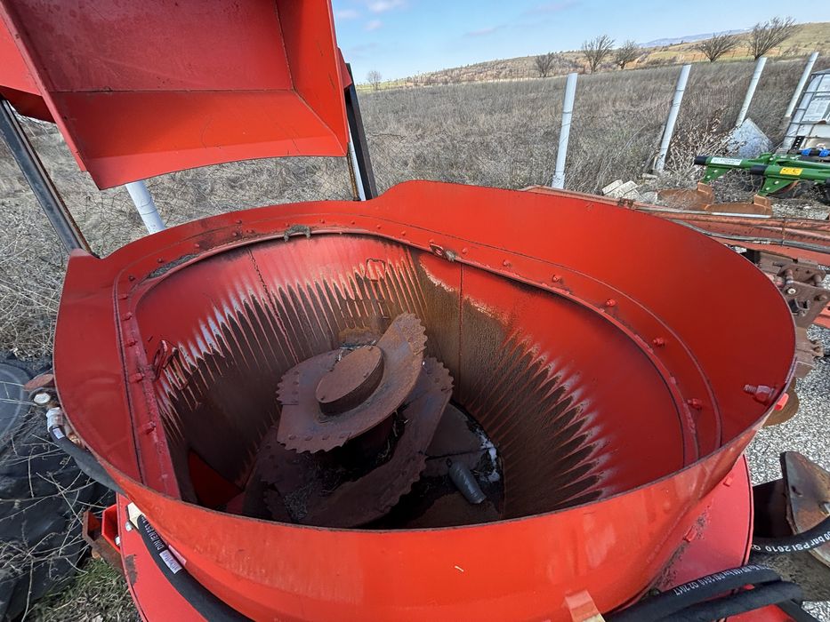 Фуражораздаващо ремарке