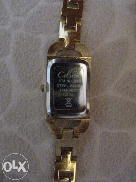 Продавам позлатен часовник с диамант