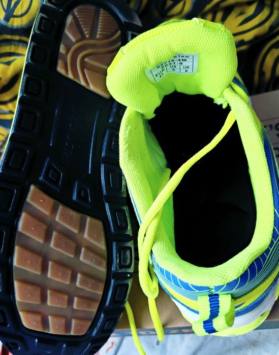 Adidași Road Star.