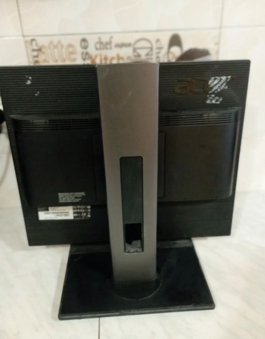 Monitor Acer perfect funcțional.