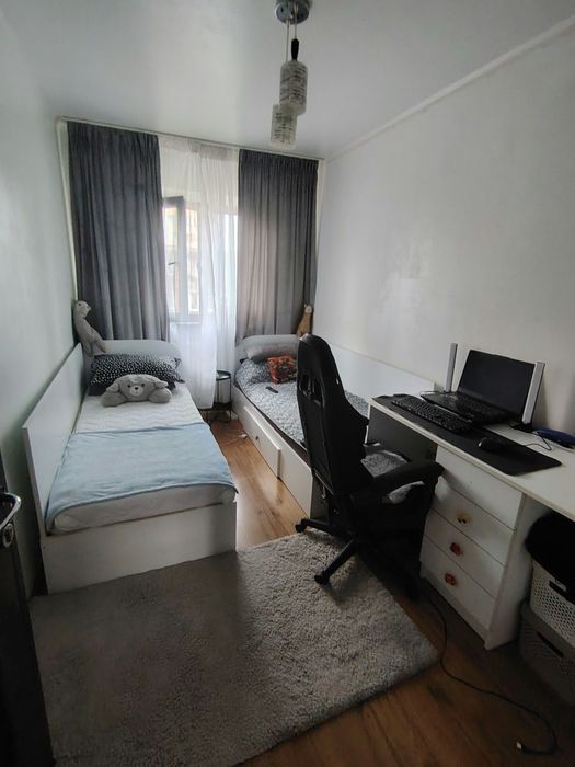 Vând pat și birou împreună sau separat.