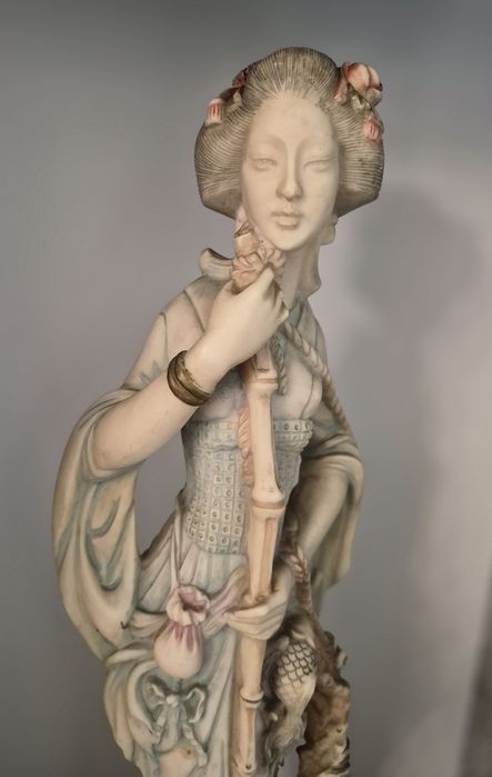 Statuetă japoneză Gheișă vintage, 53cm sculptată din steatit (rășină osoasă), anii 1950.