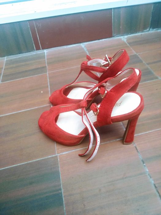 НОВИ яркочервени токчета, номер 37