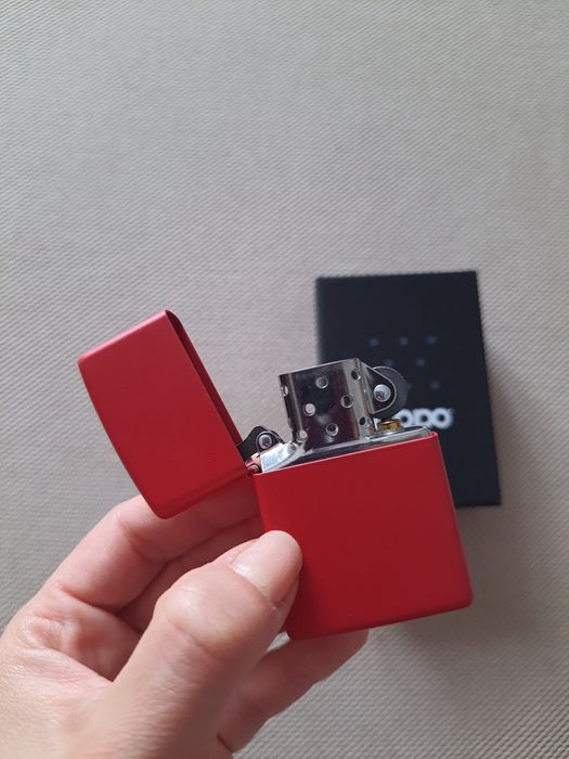 Bricheta Zippo Red Matte - noua