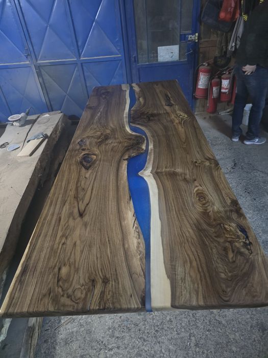 Masa din lemn de nuc cu rasina