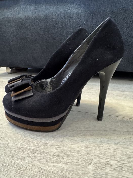 Продаю замшевые туфли