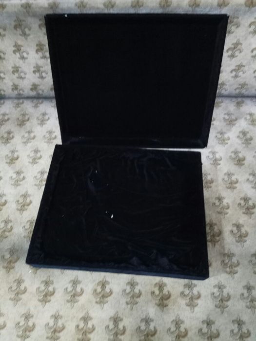 Коробки продаются для упаковки подарок. Картина , одежда и других.