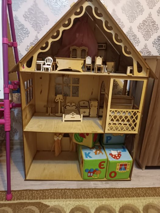 Продам деревянный домик для девочкии
