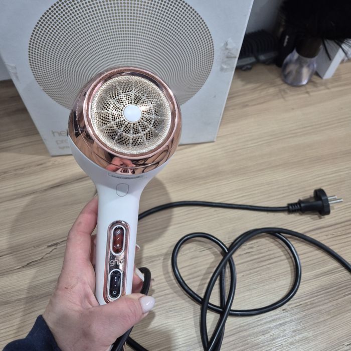 Продавам професионален сешоар ghd