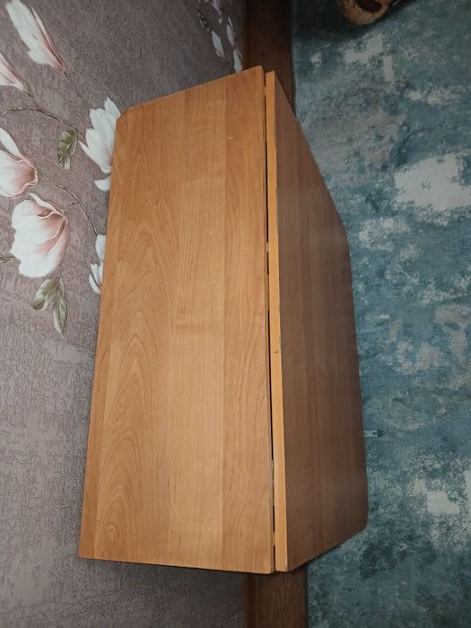 Продам стол раздвижной в хорошем состоянии.