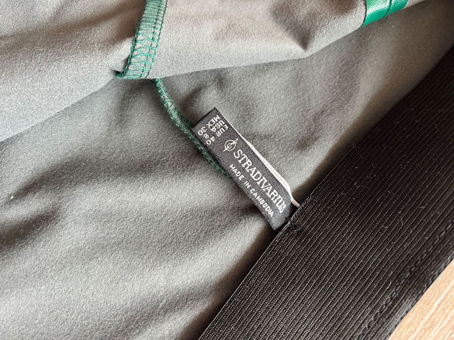 ЧИСТО НОВ Зелен кожен панталон Stradivarius, размер S