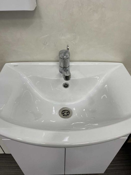 Раковина со смесителем и тумбой