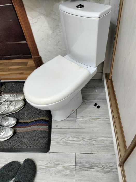 Продам белый унитаз б/у