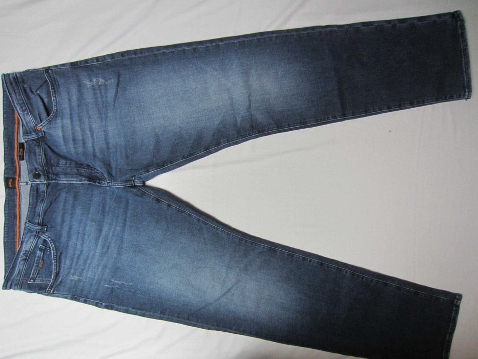 Blugi  Boss, W40 L34, model Maine, Talie=108cm,Lung=110cm,fermoar, croiala dreapta, 90%BBC+10%Poliester, stare f.buna-ca noi, fabricati in Tunisia
