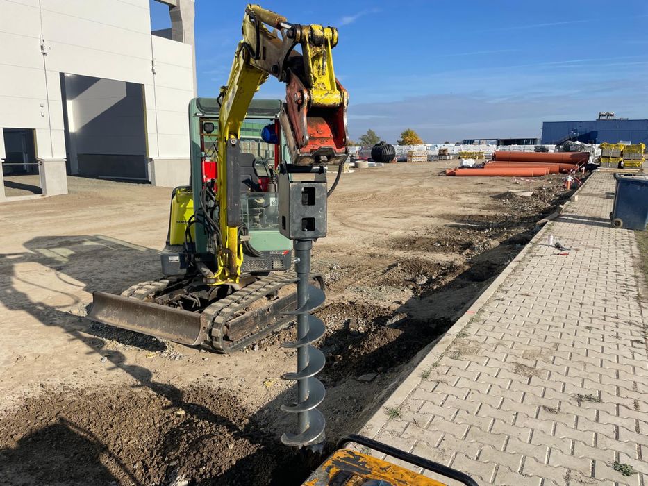 Inchiriez mini excavator cu burghiu si mai multe acesori