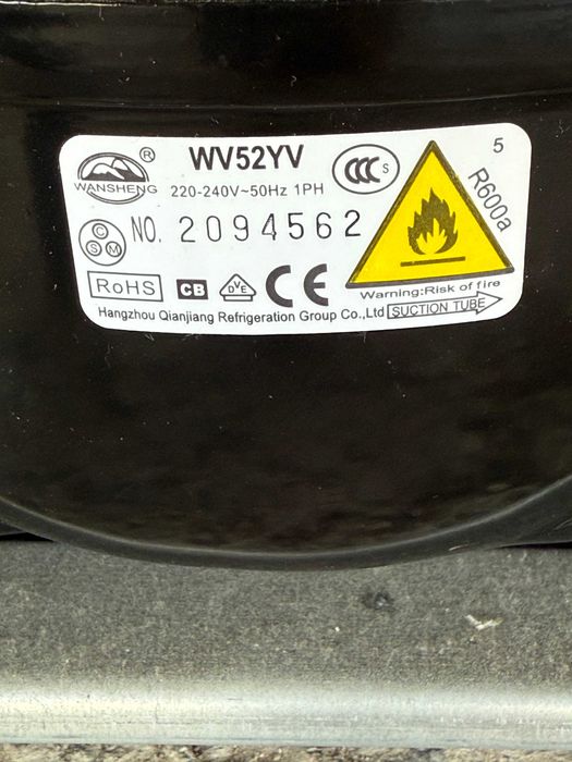 Малък вертикален фризер