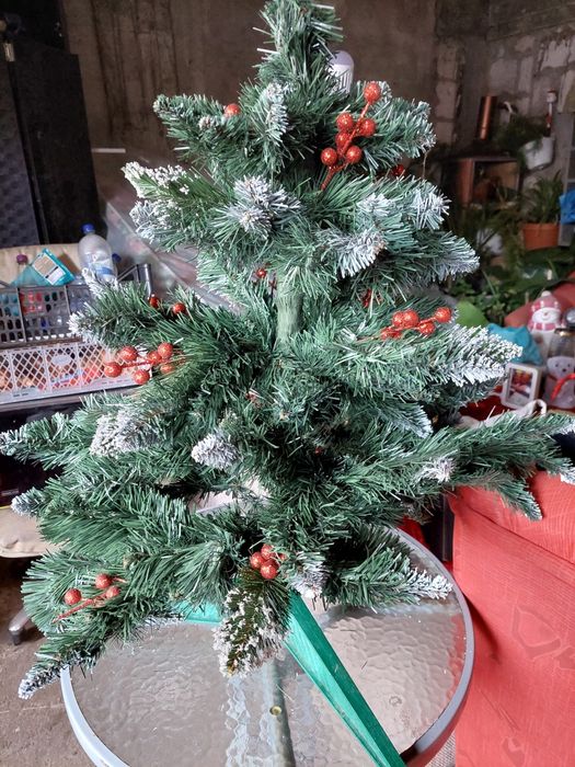 Brad attificial si diferite ornamente de vinzare