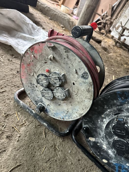 Vand 2 role de curent si un tablou