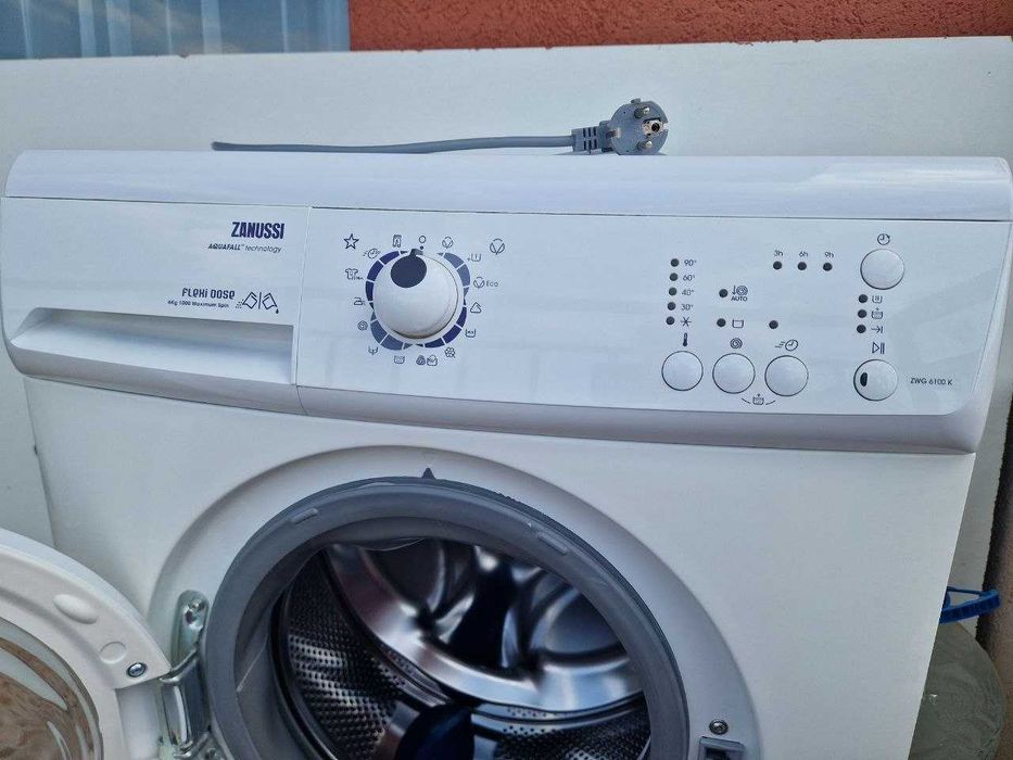Пералня Zanussi втора употреба работеща, със забележка