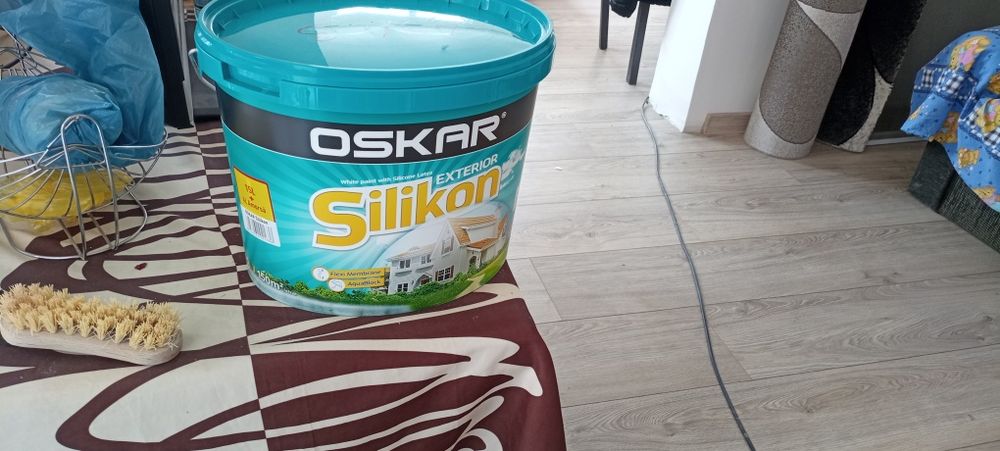 Vând vopsea lavabilă 750 lei negociabil pt exterior culoare galben pai