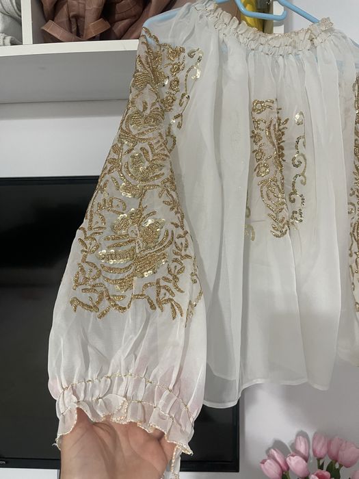 Vand ie , costum  popular  cu fir auriu si paete