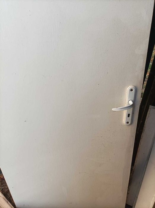 Продавам четири интериорни врати.