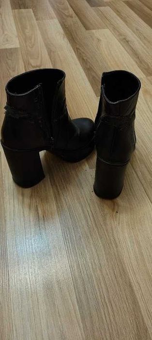 Продавам боти ниски