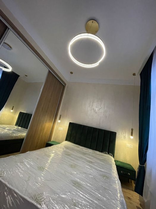 Vand apartament la curte!