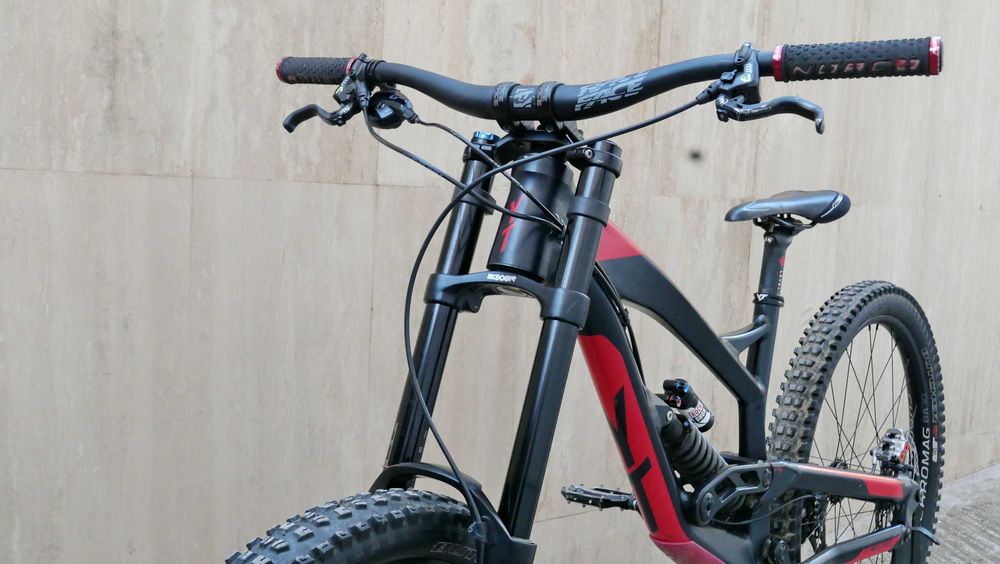 YT Tues AL, Downhill, L, 27.5 цола, RockShox Boxxer RC 200 мм, Vivid R2C, SRAM GX DH 1x7, Magura MT7