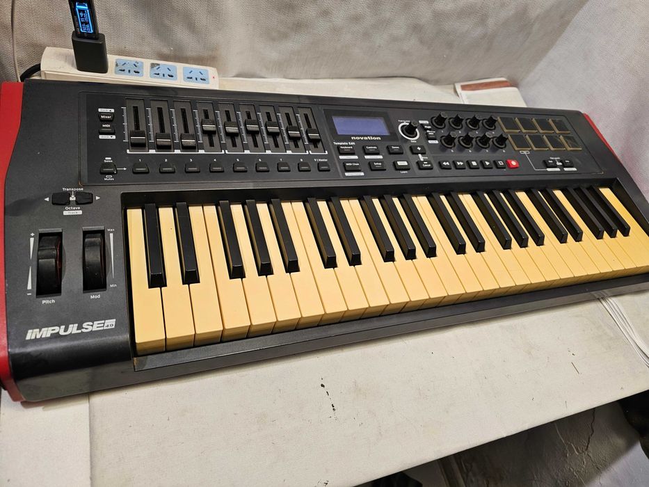Clapier / Tastatură MIDI Controller Novation Impulse 49 - Se vinde ca defect (display nefuncțional)