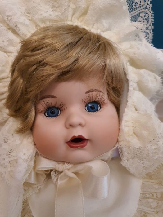 Papusa bebelus din portelan de colectie îmbrăcat în haine de botez