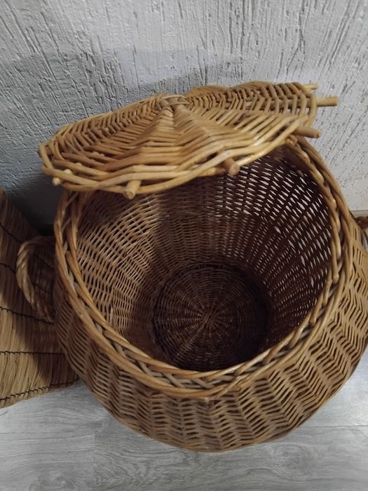 Плетен кош за дрехи