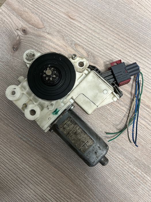 Motoras macara geam stanga fata Toyota Avensis (2003-2008)