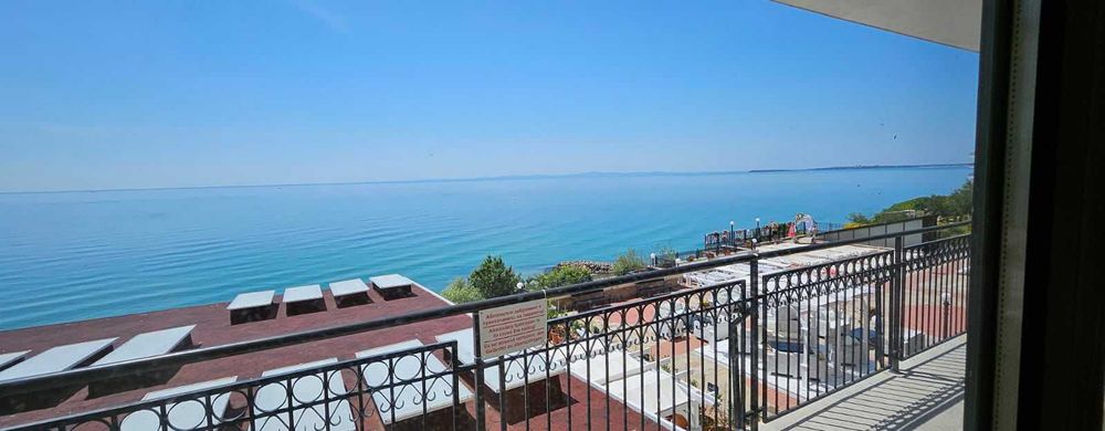 Просторен двустаен апартамент с морска панорама, Първа линия