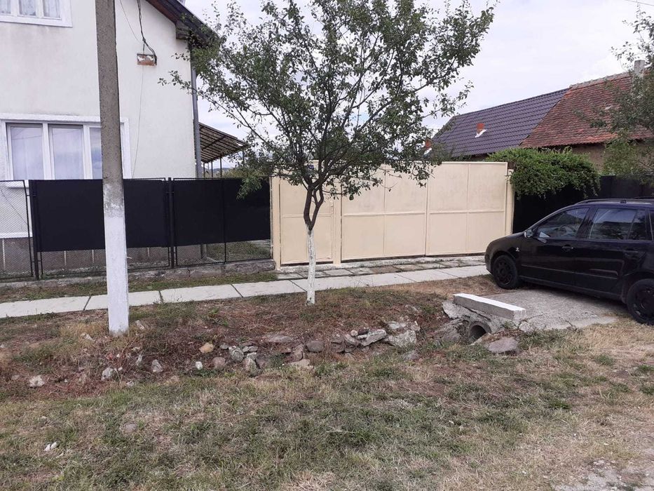 Vand casa cu etaj