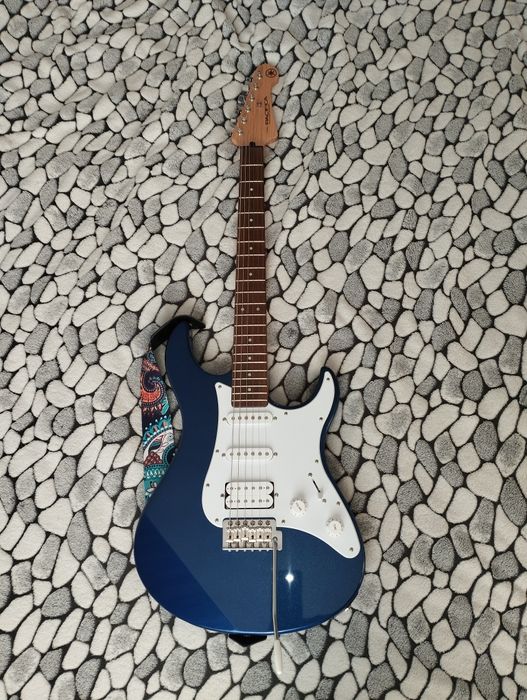 Электрогитара YAMAHA PACIFICA 012