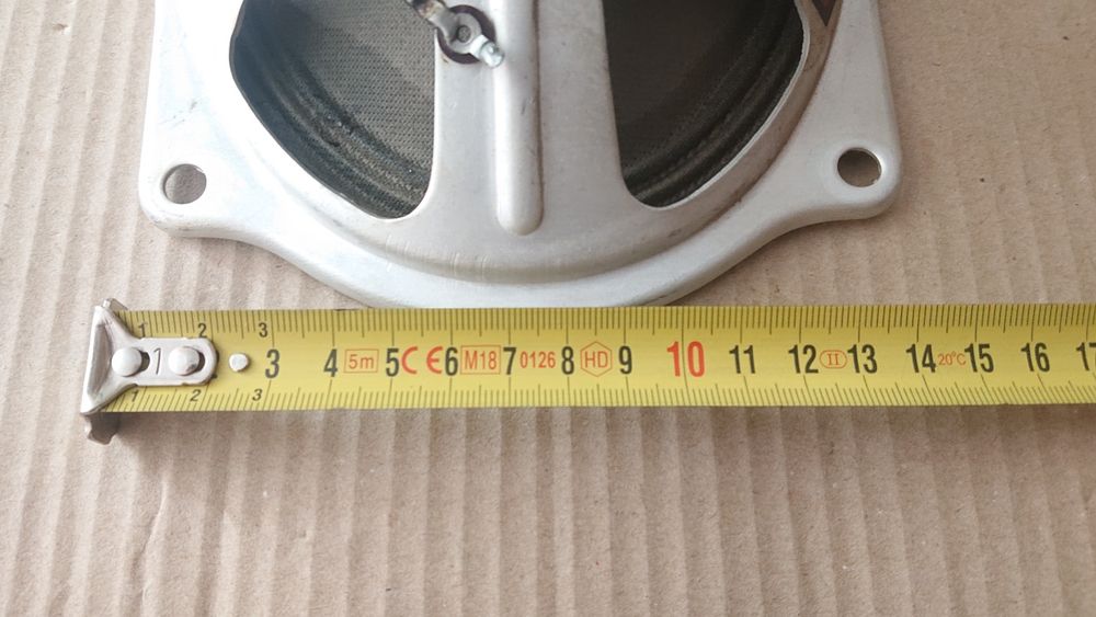 Стар голям висоговорител от лампово радио.