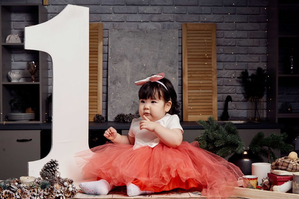 Продам платье со шлейфом для девочки 80р