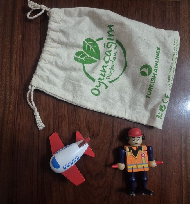 Игрушки из дерева: пилот и самолётик.