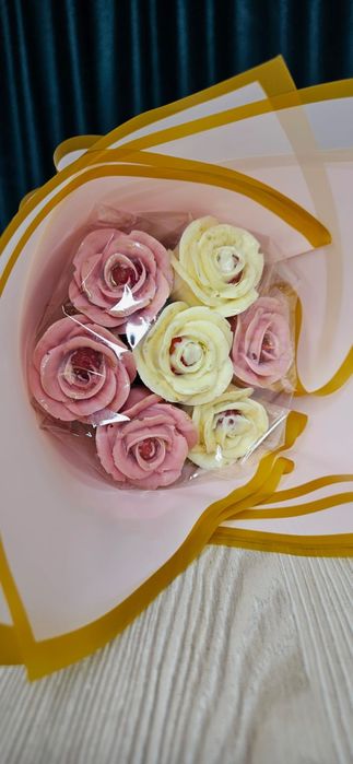 Клубника в шоколаде форме розы