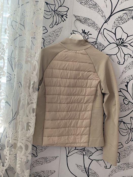 Стилно дамско яке в бежов цвят, чисто ново