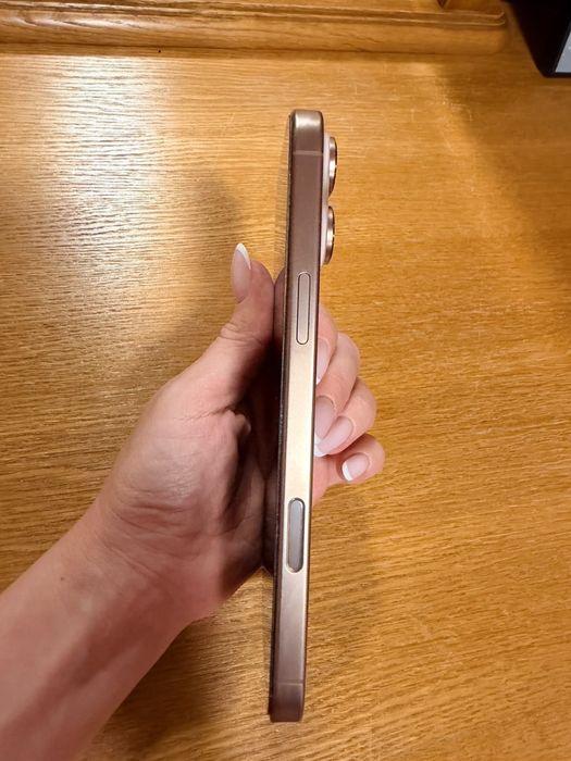 Iphone 16 pro max gold