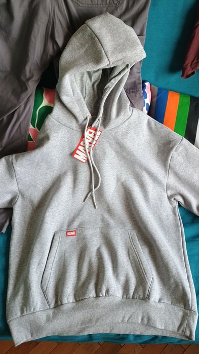 Продавам нов суичър Marvel ,размер Ххл