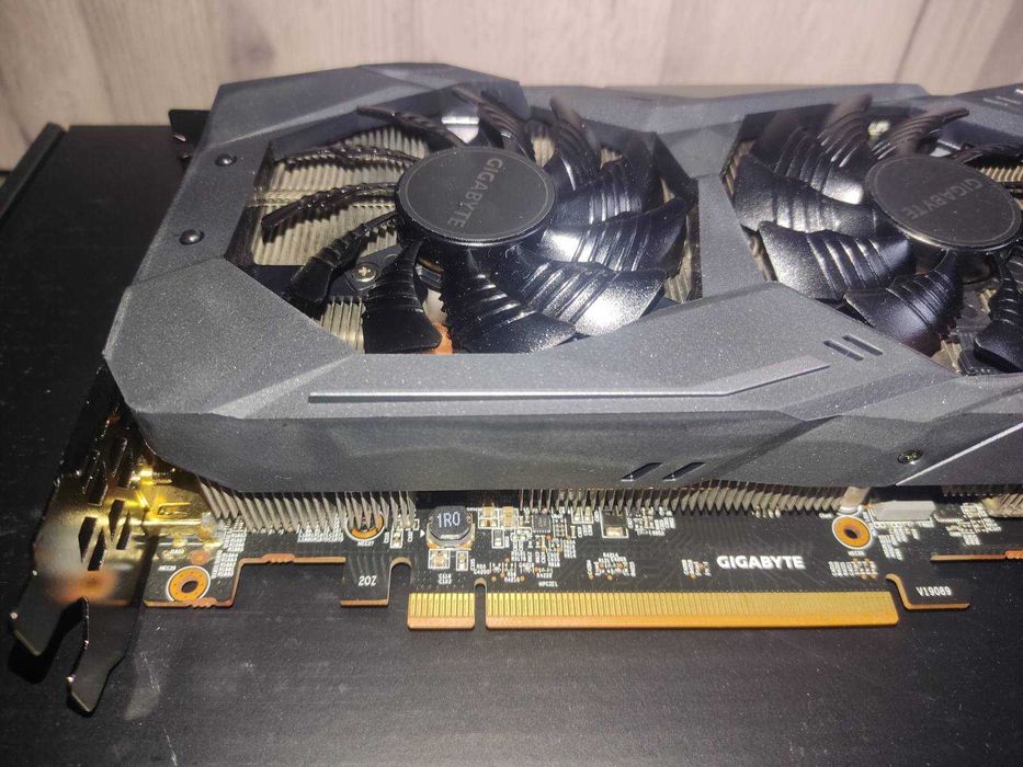 Продавам перфектна видеокарта Gigabyte RX 5700 8gb